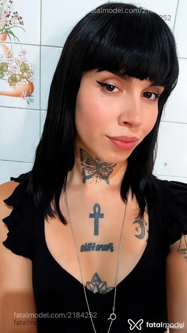 Acompanhante mulher trans com cabelo castanho de olhos castanhos - Lua Morais
