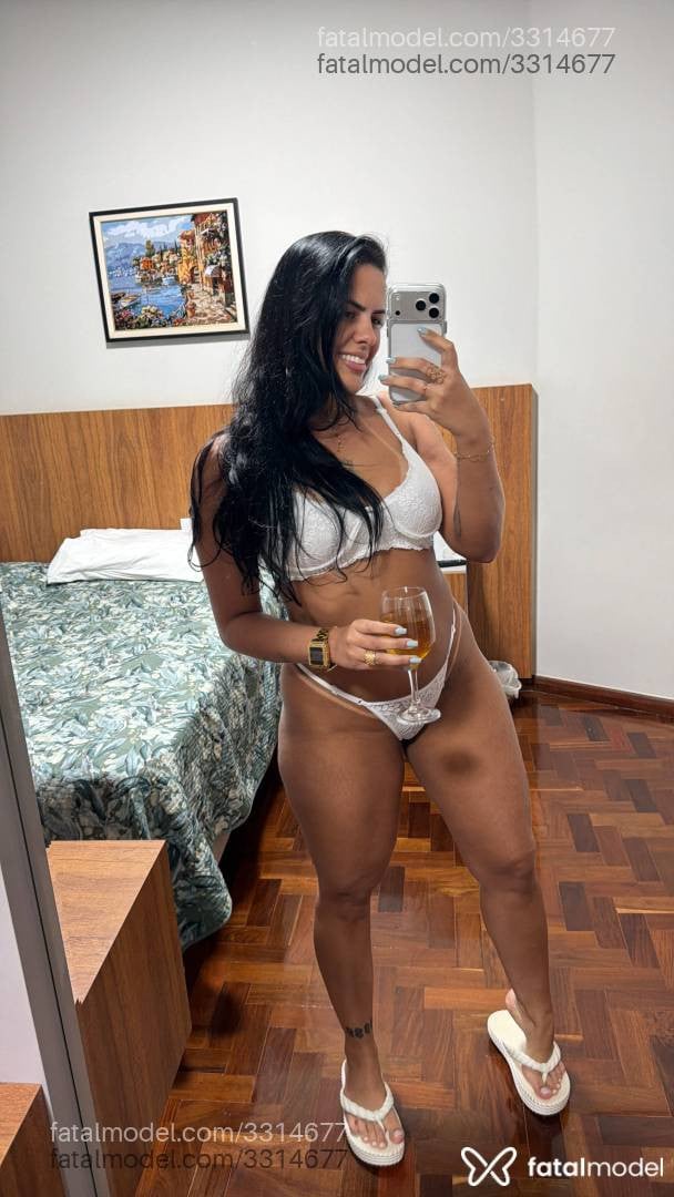 Acompanhante mulher morena (o) de olhos castanhos - Michele Boeno