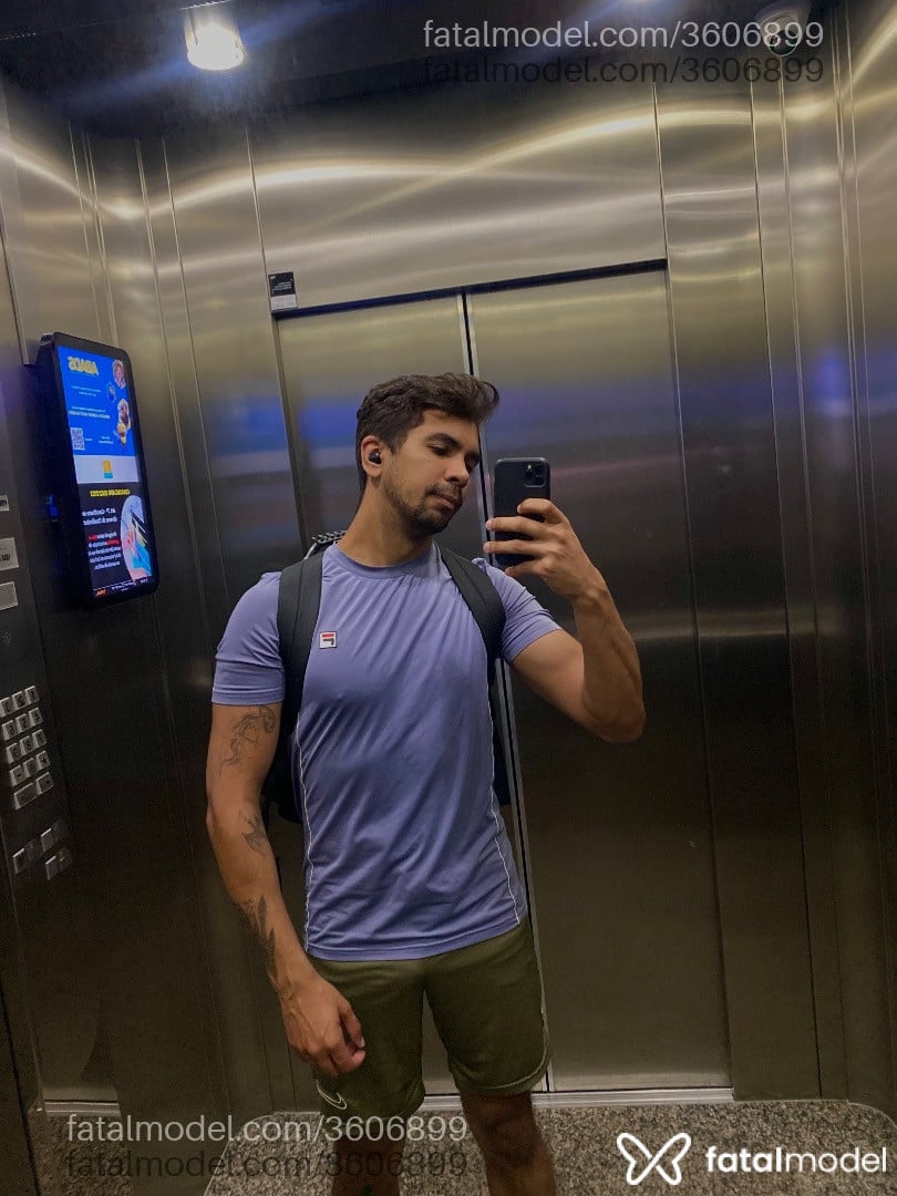 Acompanhante homem com cabelo castanho de olhos castanhos - Yuri
