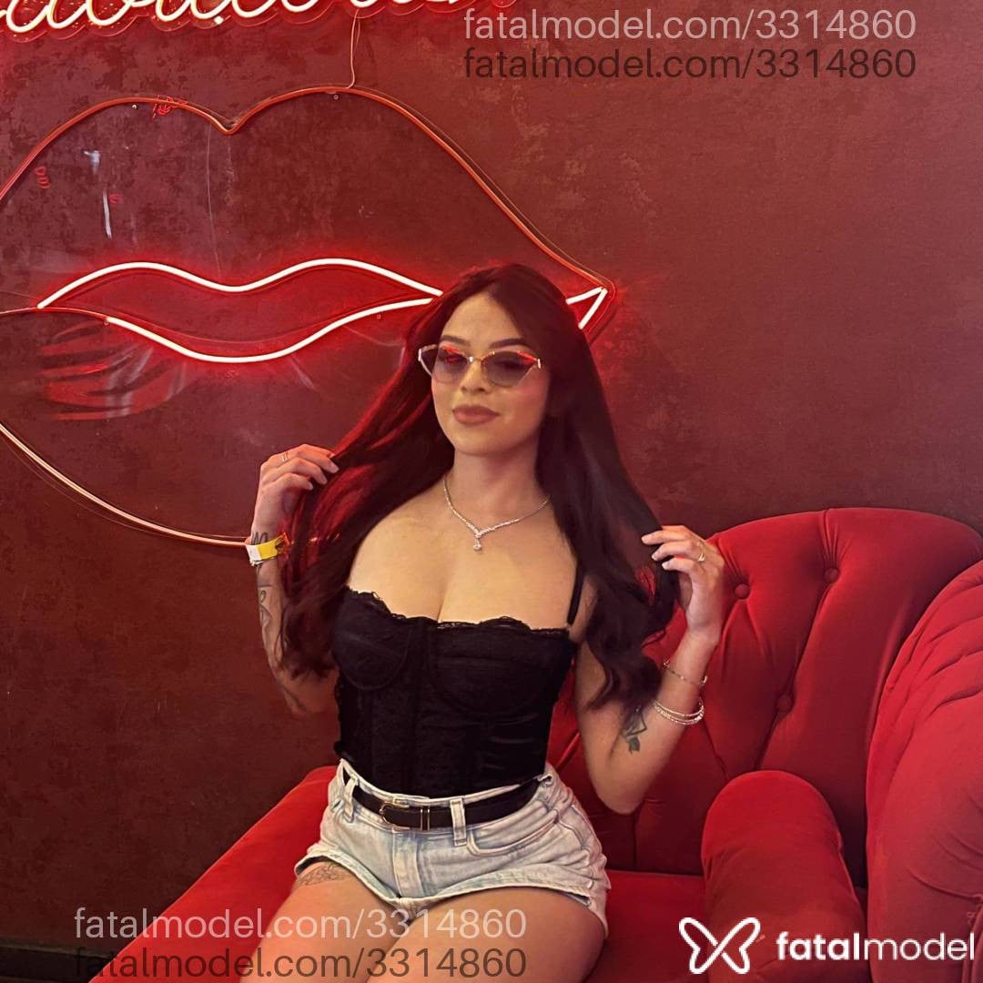 Acompanhante mulher morena (o) de olhos castanhos - Melissa