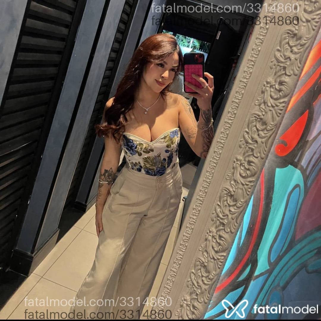 Acompanhante mulher morena (o) de olhos castanhos - Melissa