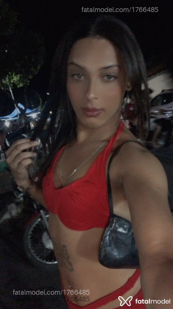Acompanhante mulher trans com cabelo castanho de olhos verdes - Ághata Fonseca