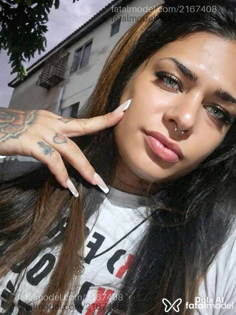Acompanhante mulher trans com cabelo castanho de olhos mel - Sthefany Hills