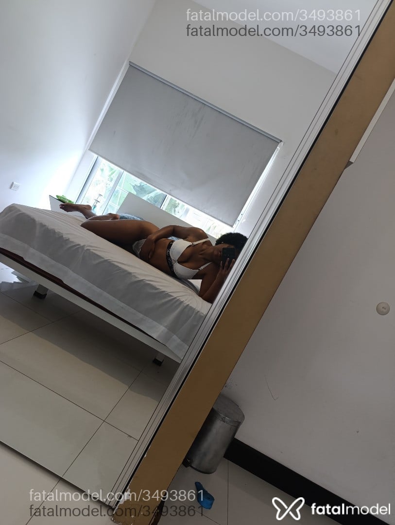 Acompanhante mulher morena (o) de olhos pretos - Zoeferrari