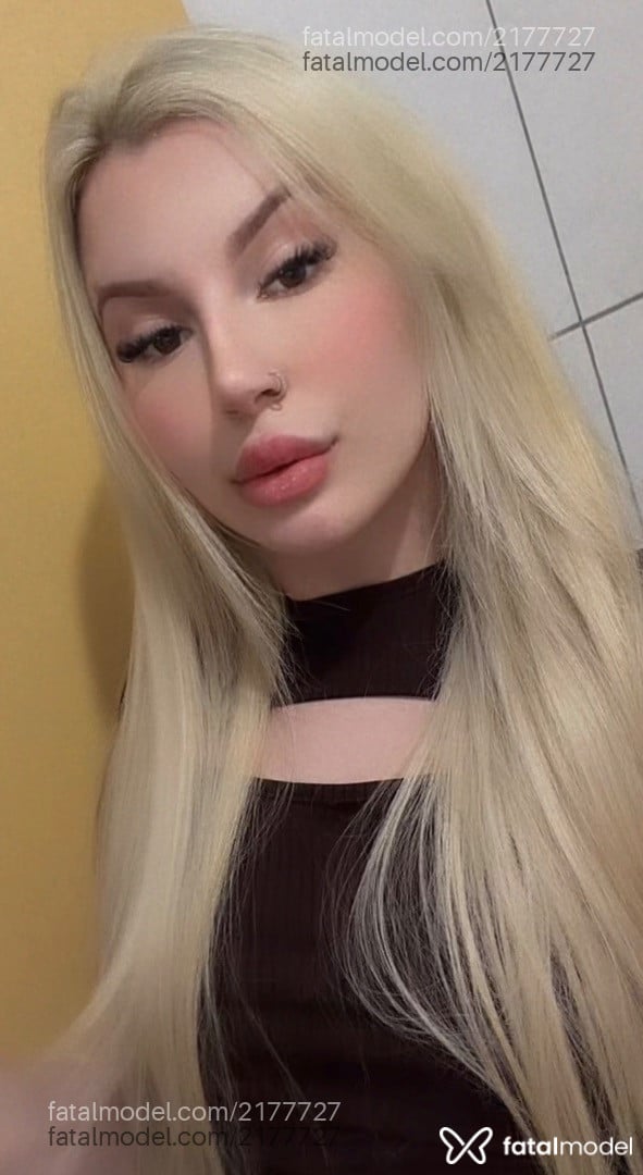 Acompanhante mulher trans loira (o) de olhos castanhos - Jojoferrr