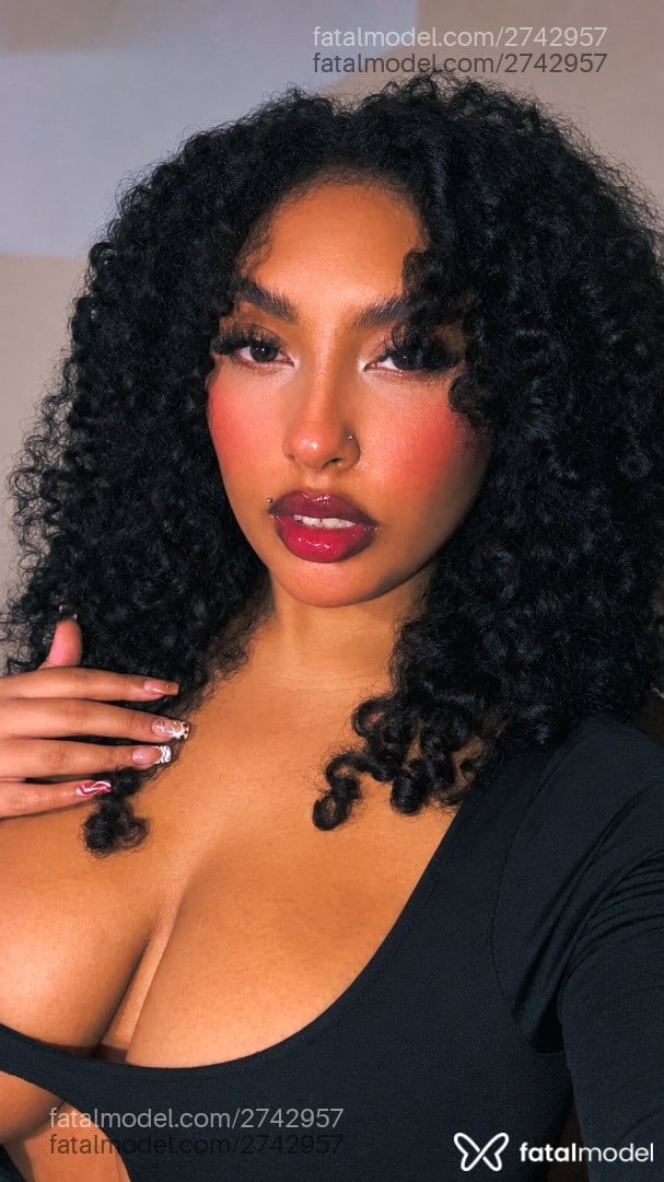 Acompanhante mulher morena (o) de olhos castanhos - Jasmine