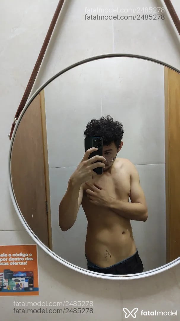 Acompanhante homem com cabelo castanho de olhos pretos - Novnho
