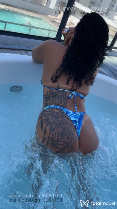 Acompanhante mulher morena (o) de olhos pretos - Thayna