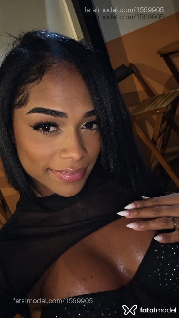 Acompanhante mulher trans morena (o) de olhos pretos - Rafaella Muller