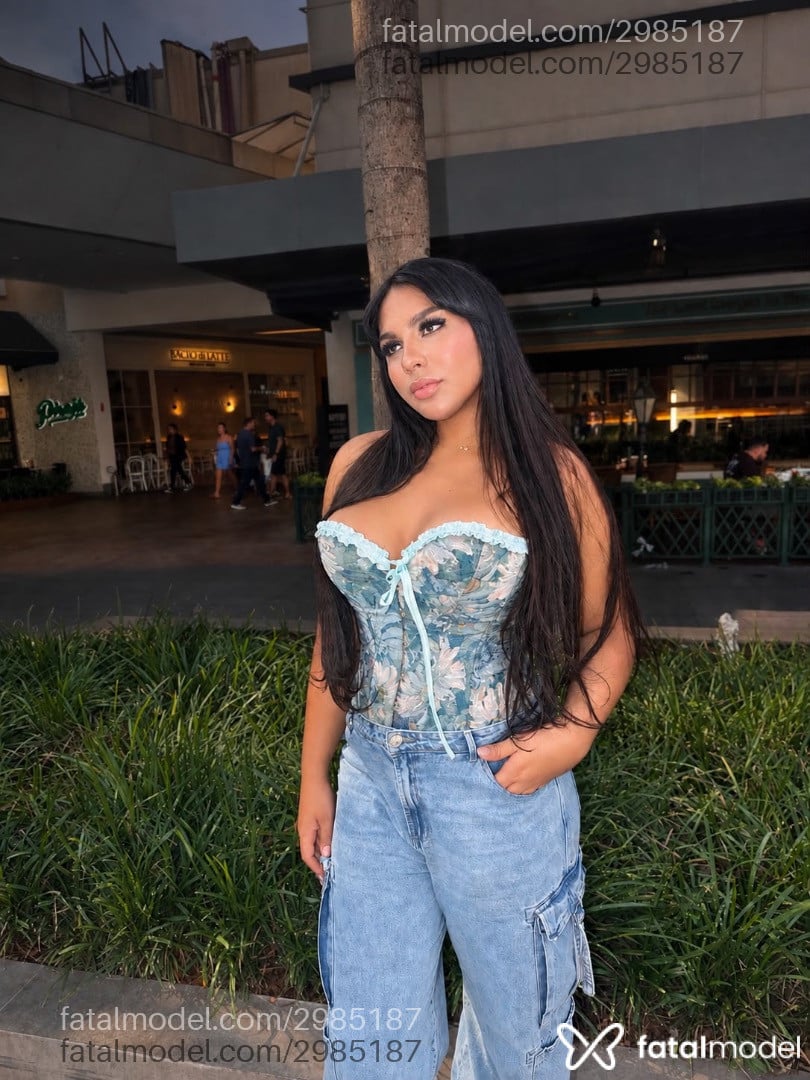 Acompanhante mulher trans morena (o) de olhos pretos - Alice Sampaio