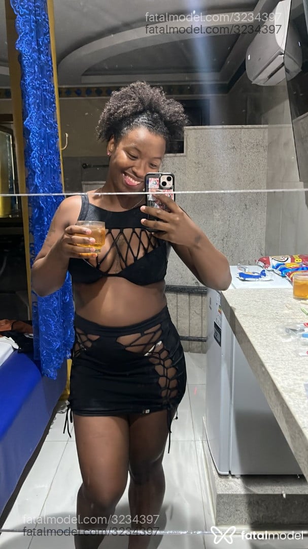 Acompanhante mulher morena (o) de olhos castanhos - Mychelen