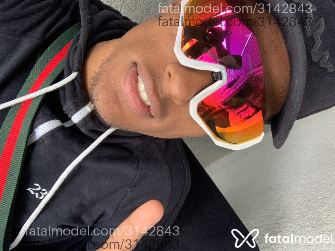 Acompanhante homem com cabelo castanho de olhos castanhos - Marlboro Sodaa