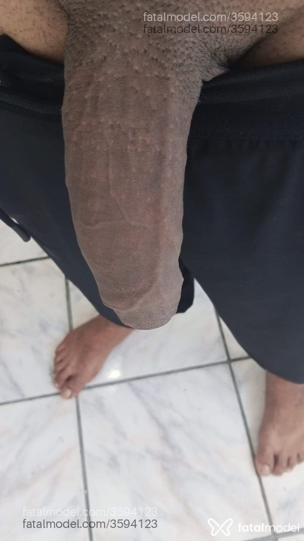 Acompanhante homem com cabelo castanho de olhos pretos - Carlos
