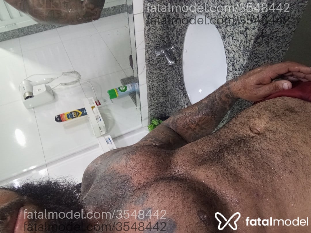 Acompanhante homem com cabelo castanho de olhos castanhos - Junior