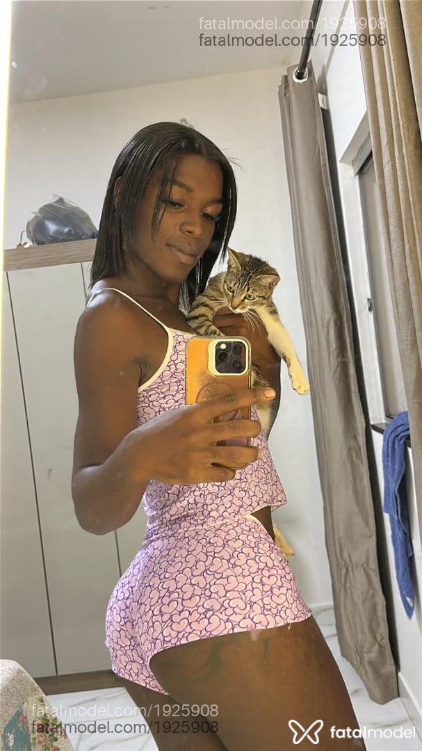 Acompanhante mulher trans morena (o) de olhos pretos - Priscilinha