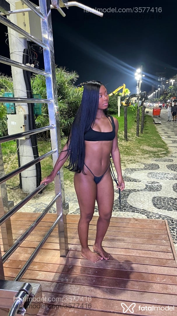 Acompanhante mulher morena (o) de olhos pretos - Natália