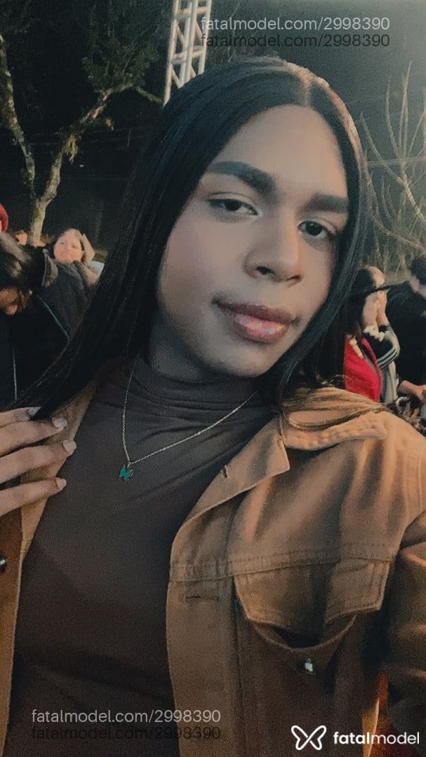 Acompanhante mulher trans com cabelo castanho de olhos castanhos - Jujuzinha