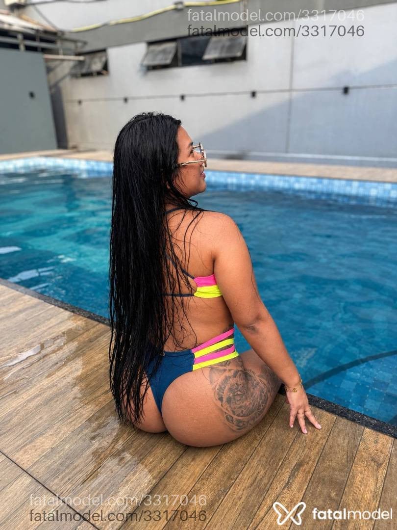 Acompanhante mulher morena (o) de olhos pretos - Melmel