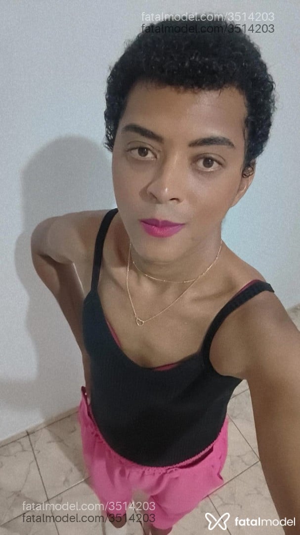 Acompanhante mulher trans morena (o) de olhos pretos - Vitória