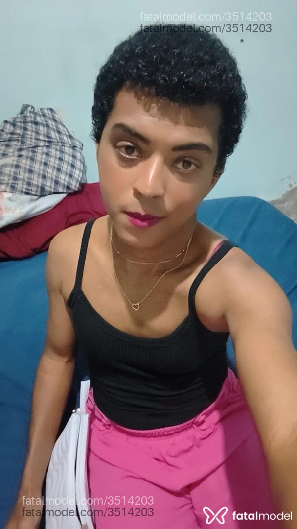 Acompanhante mulher trans morena (o) de olhos pretos - Vitória