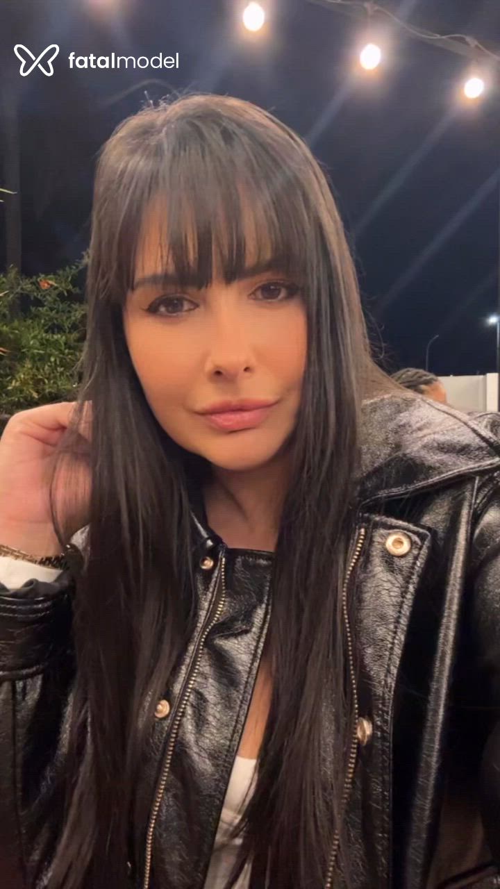 Acompanhante mulher morena (o) de olhos castanhos em São José - Júlia Miranda
