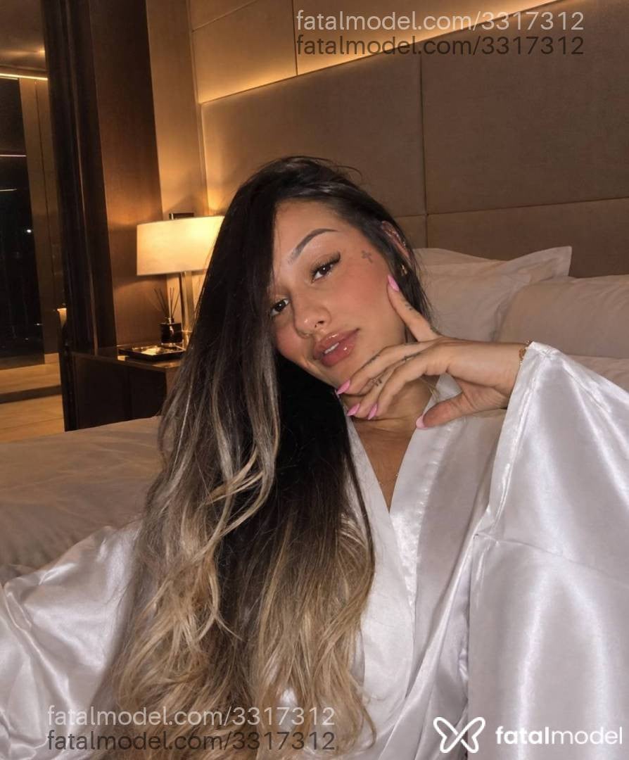Acompanhante mulher com cabelo castanho de olhos castanhos - Mirella Ventura