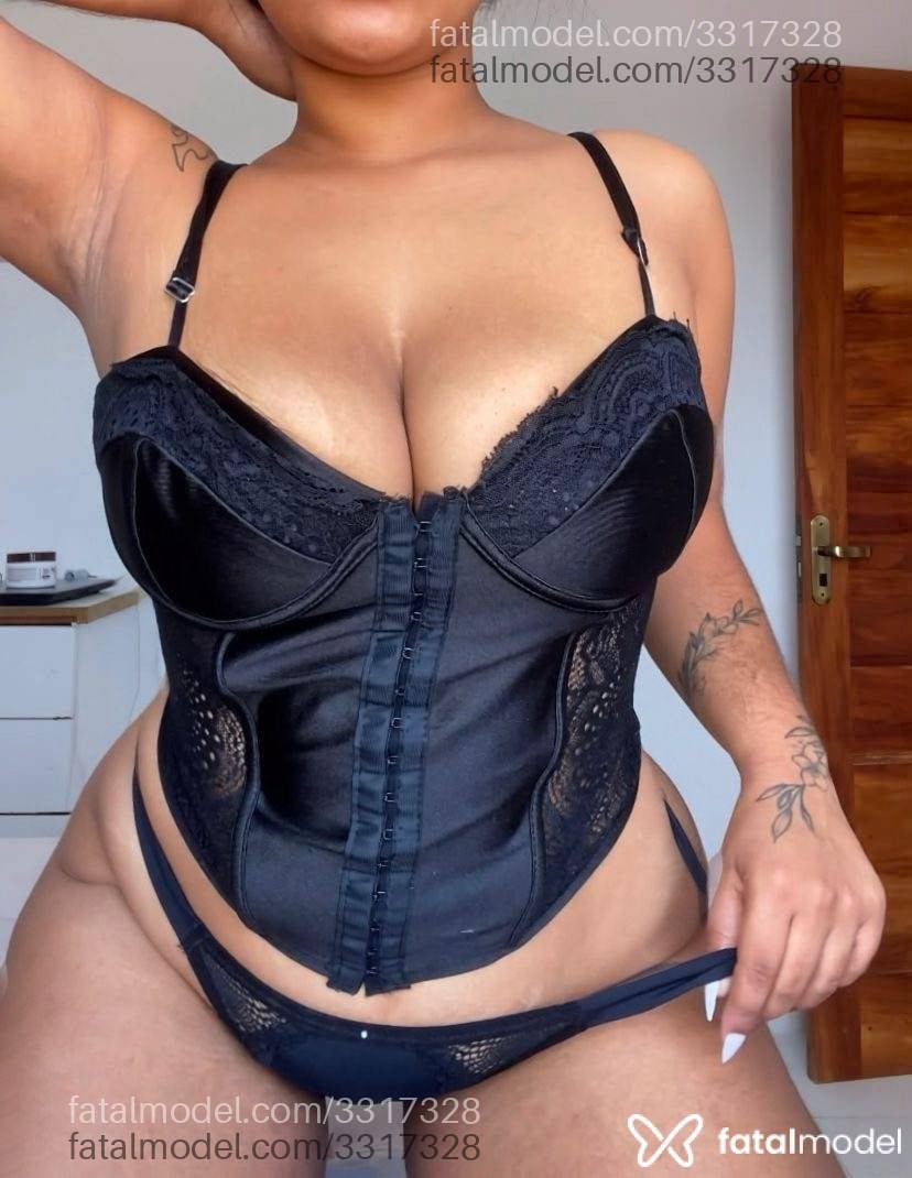 Acompanhante mulher com cabelo castanho de olhos pretos - Carol Sena