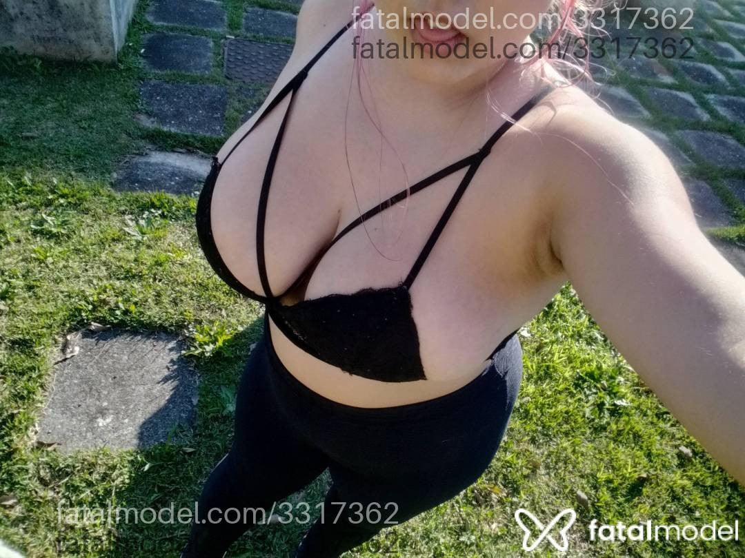Acompanhante mulher com cabelo colorido de olhos mel - Mylasuaputa