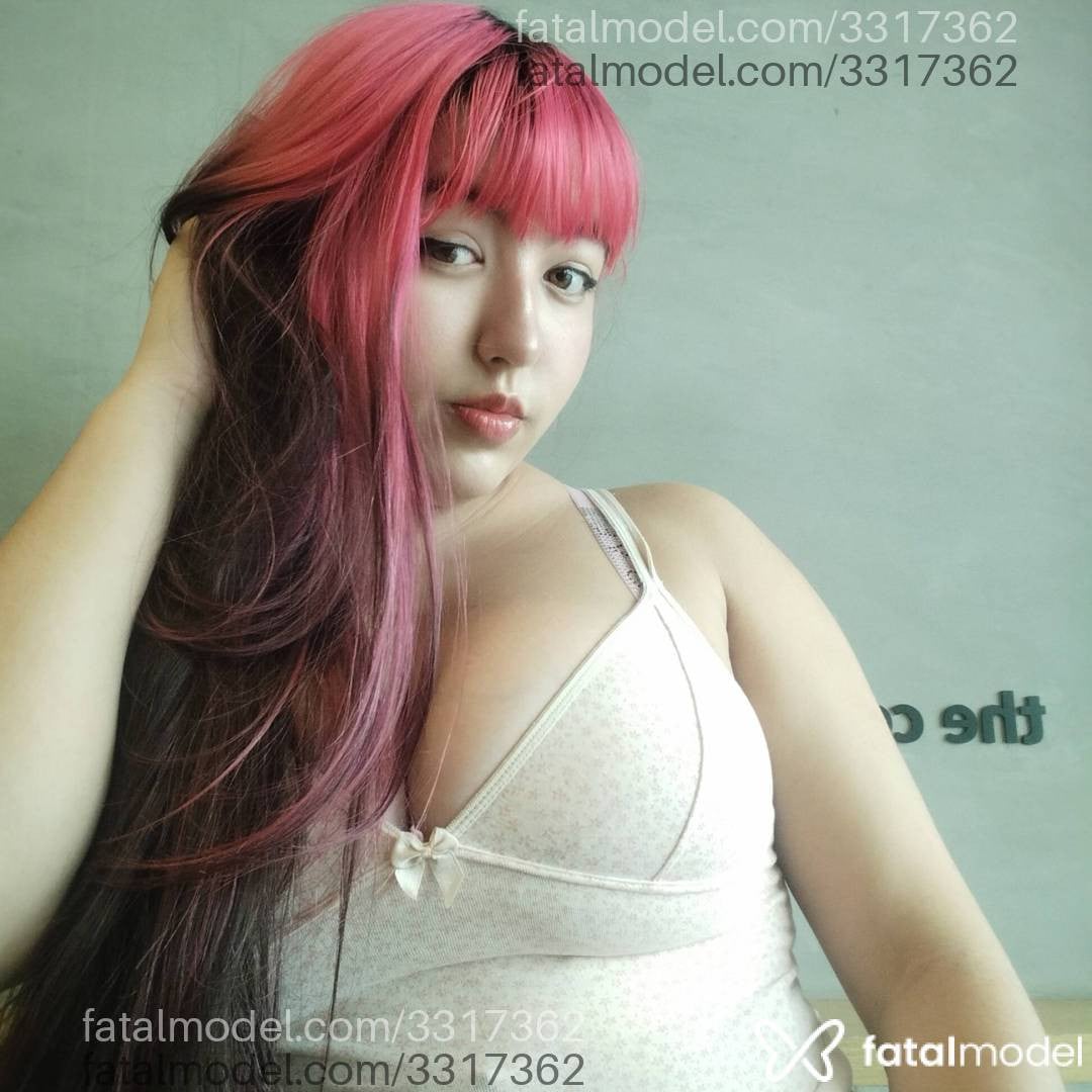 Acompanhante mulher com cabelo colorido de olhos mel - Mylasuaputa