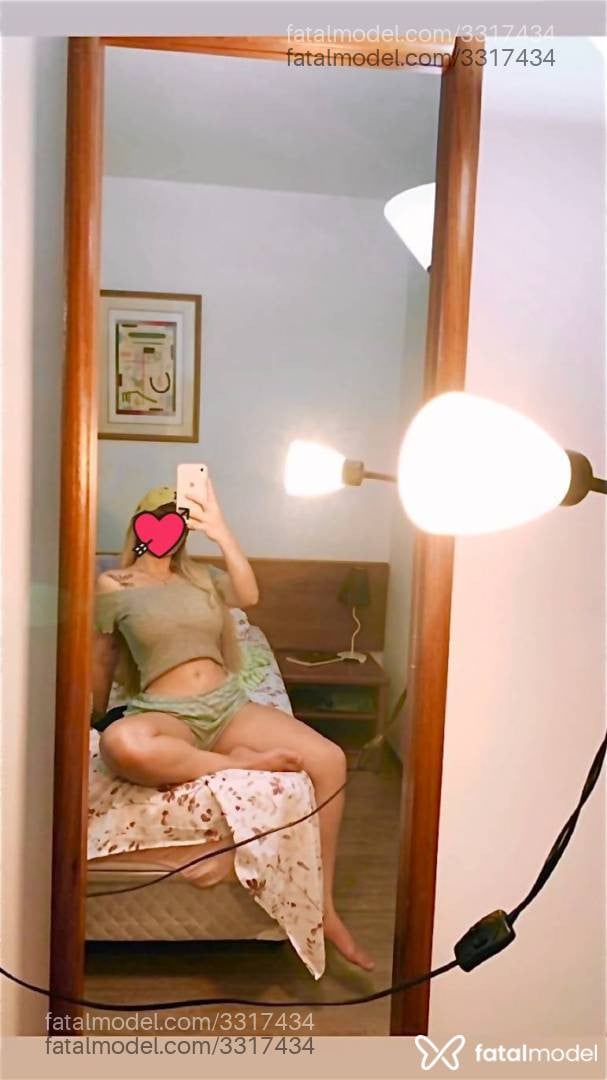 Acompanhante mulher loira (o) de olhos pretos - Lavínia