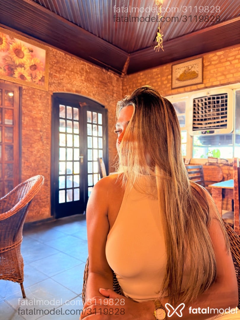 Acompanhante mulher loira (o) de olhos castanhos - Valentina