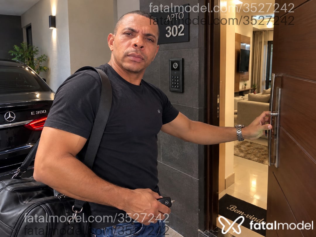 Acompanhante homem morena (o) de olhos castanhos - Adailton