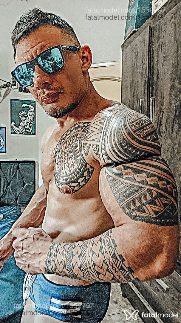 Acompanhante homem com cabelo castanho de olhos verdes - THEO HERNANDES