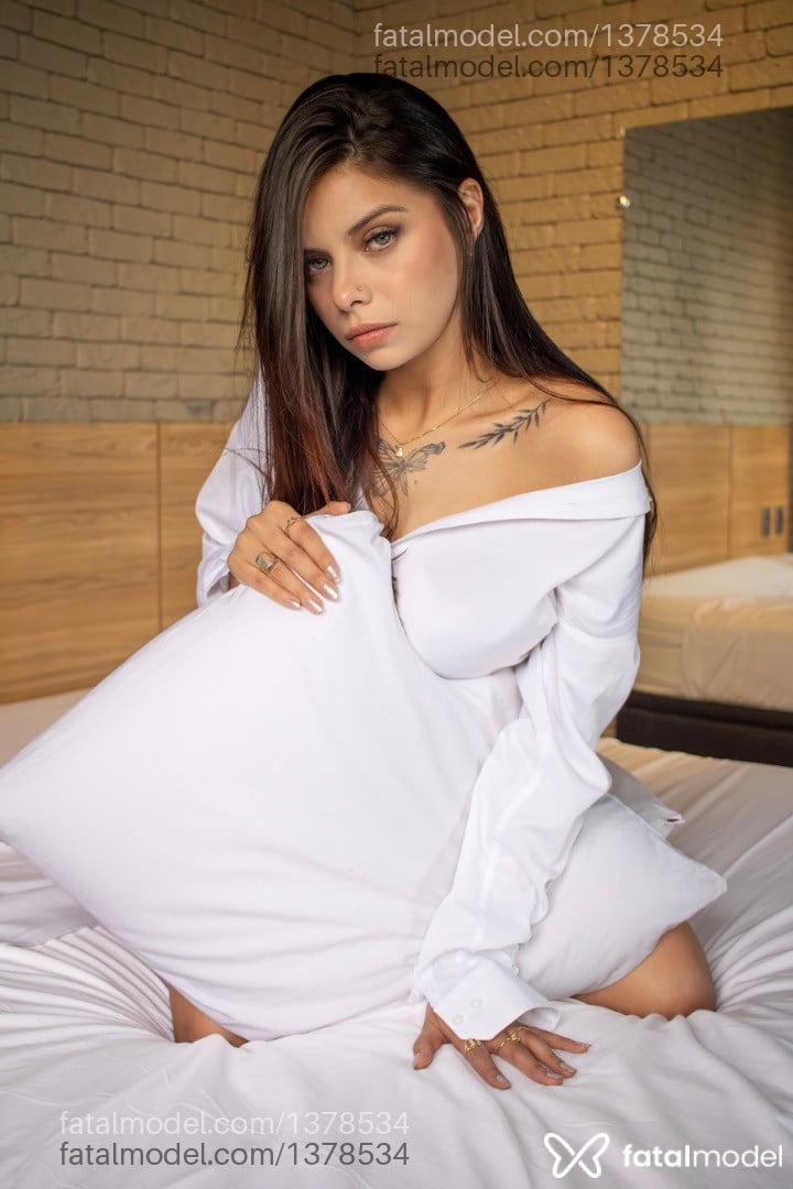 Acompanhante mulher morena (o) de olhos azuis - Karina