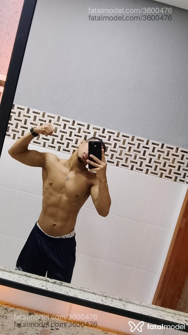 Acompanhante homem com cabelo castanho de olhos castanhos - Fernandes