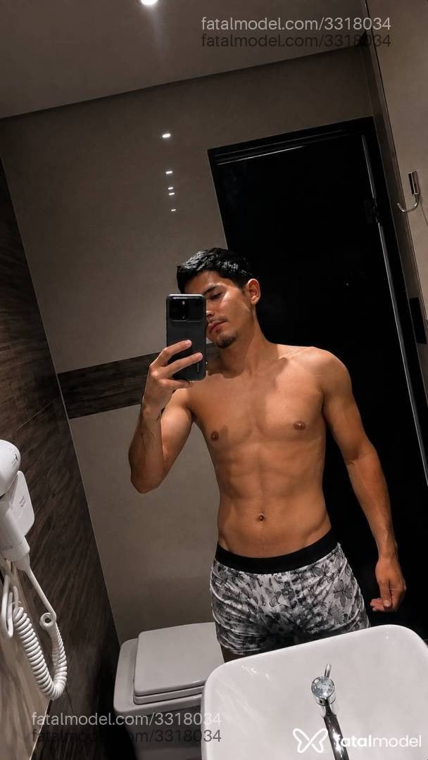 Acompanhante homem com cabelo castanho de olhos mel - Simon