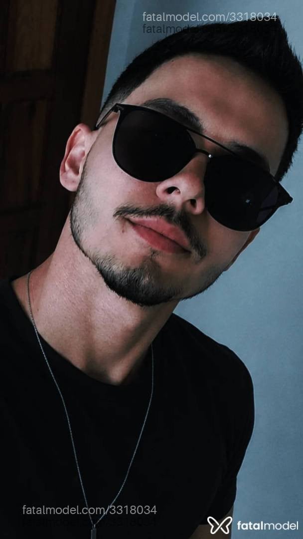 Acompanhante homem com cabelo castanho de olhos mel - Simon