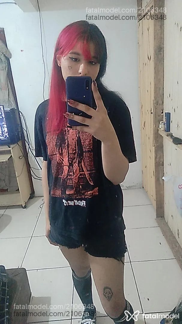 Acompanhante mulher trans com cabelo colorido de olhos castanhos - Mina
