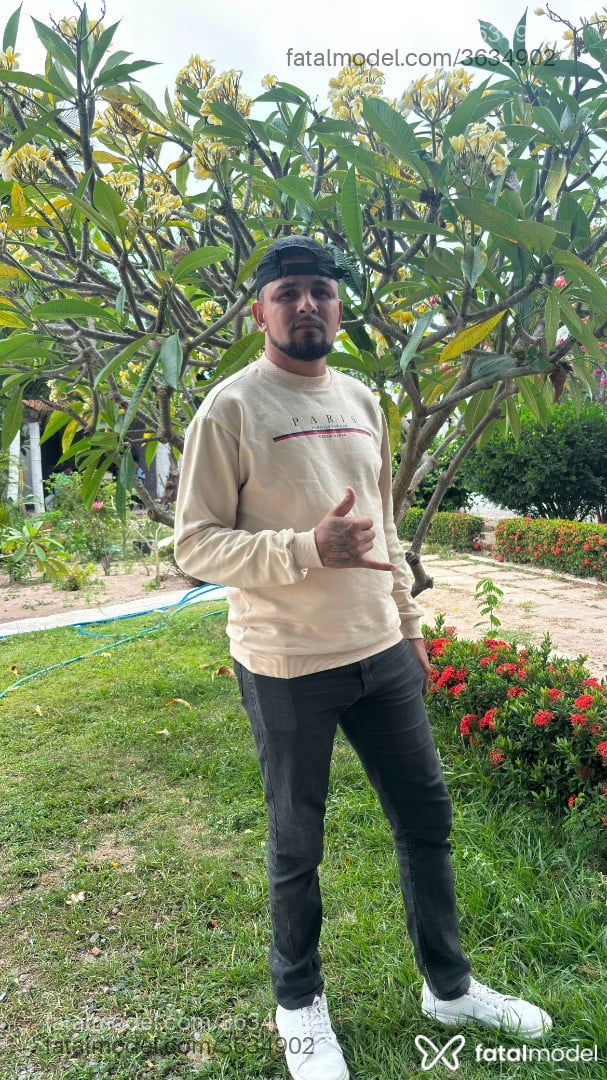 Acompanhante homem com cabelo castanho de olhos castanhos - Julio Dias