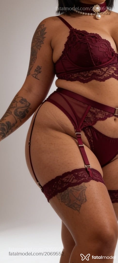 Acompanhante mulher trans morena (o) de olhos castanhos - Julia Brandão