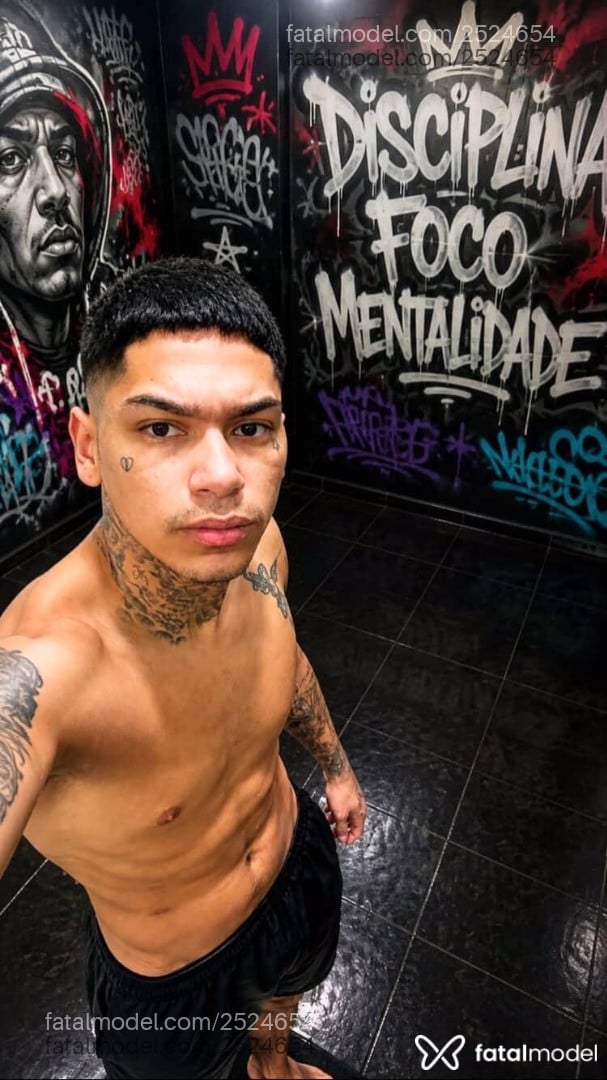 Acompanhante homem com cabelo castanho de olhos castanhos - Thiagozn