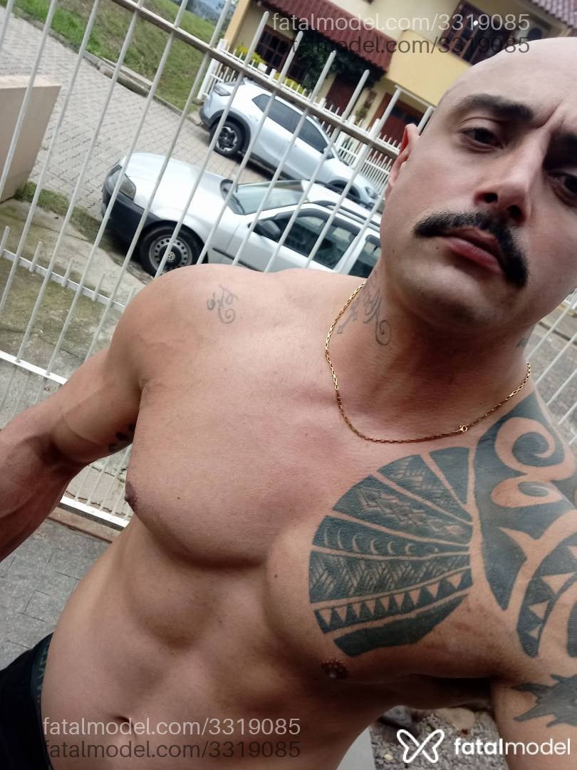 Acompanhante homem sem cabelo de olhos castanhos - Rafael