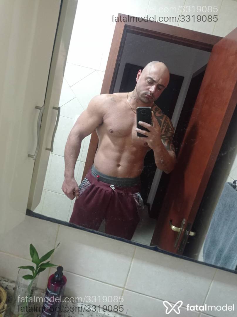 Acompanhante homem sem cabelo de olhos castanhos - Rafael