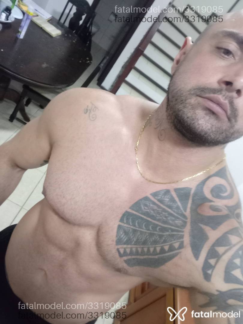 Acompanhante homem sem cabelo de olhos castanhos - Rafael