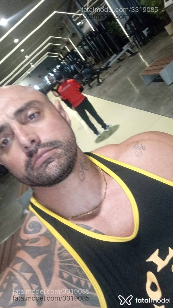 Acompanhante homem sem cabelo de olhos castanhos - Rafael