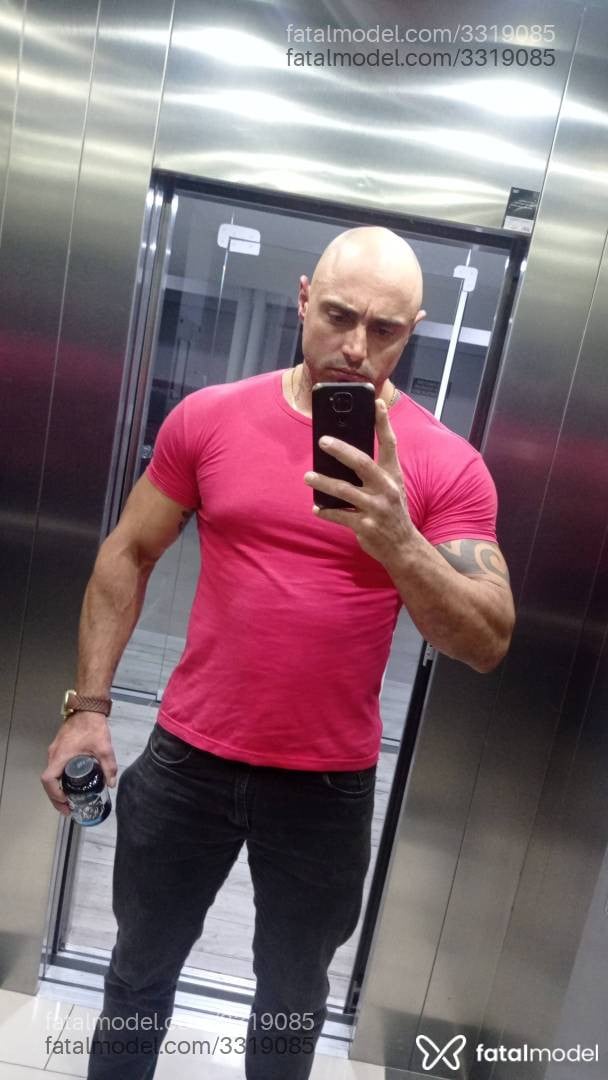 Acompanhante homem sem cabelo de olhos castanhos - Rafael