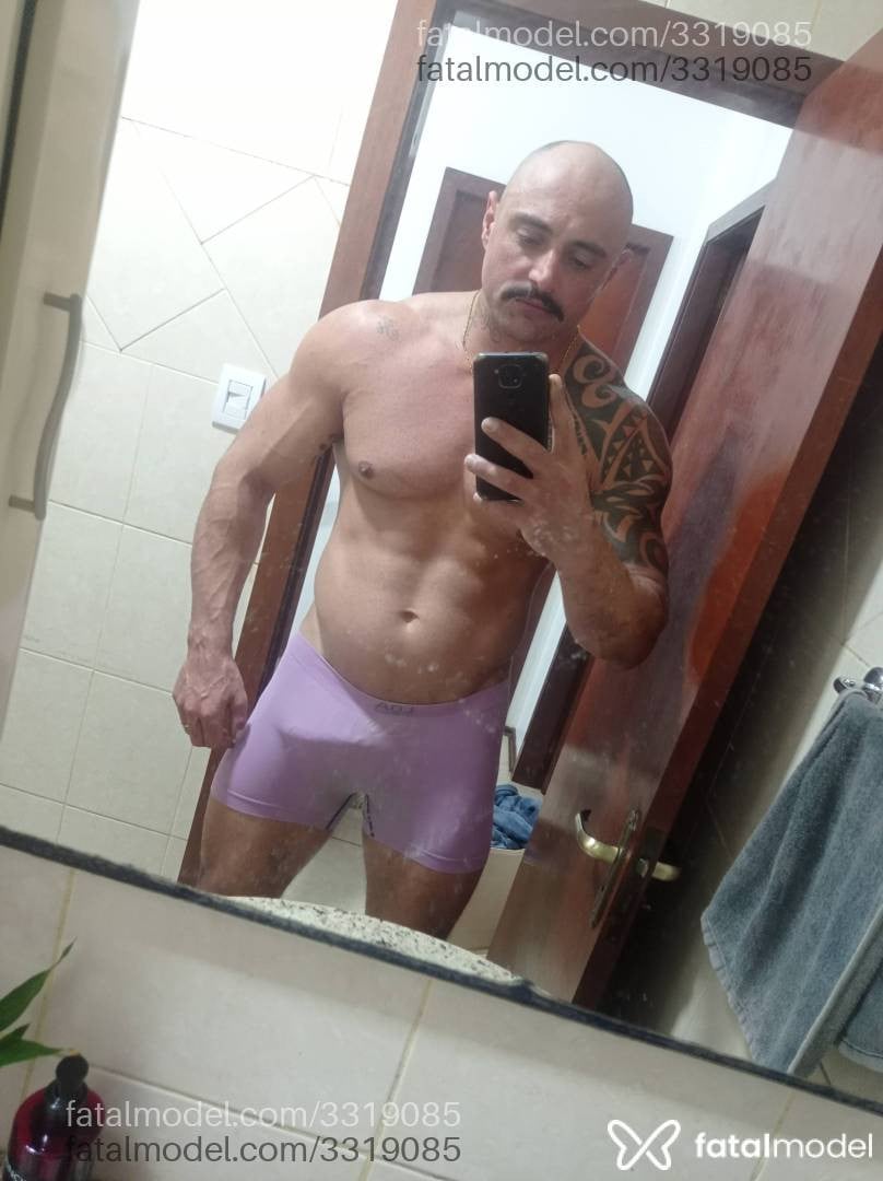 Acompanhante homem sem cabelo de olhos castanhos - Rafael