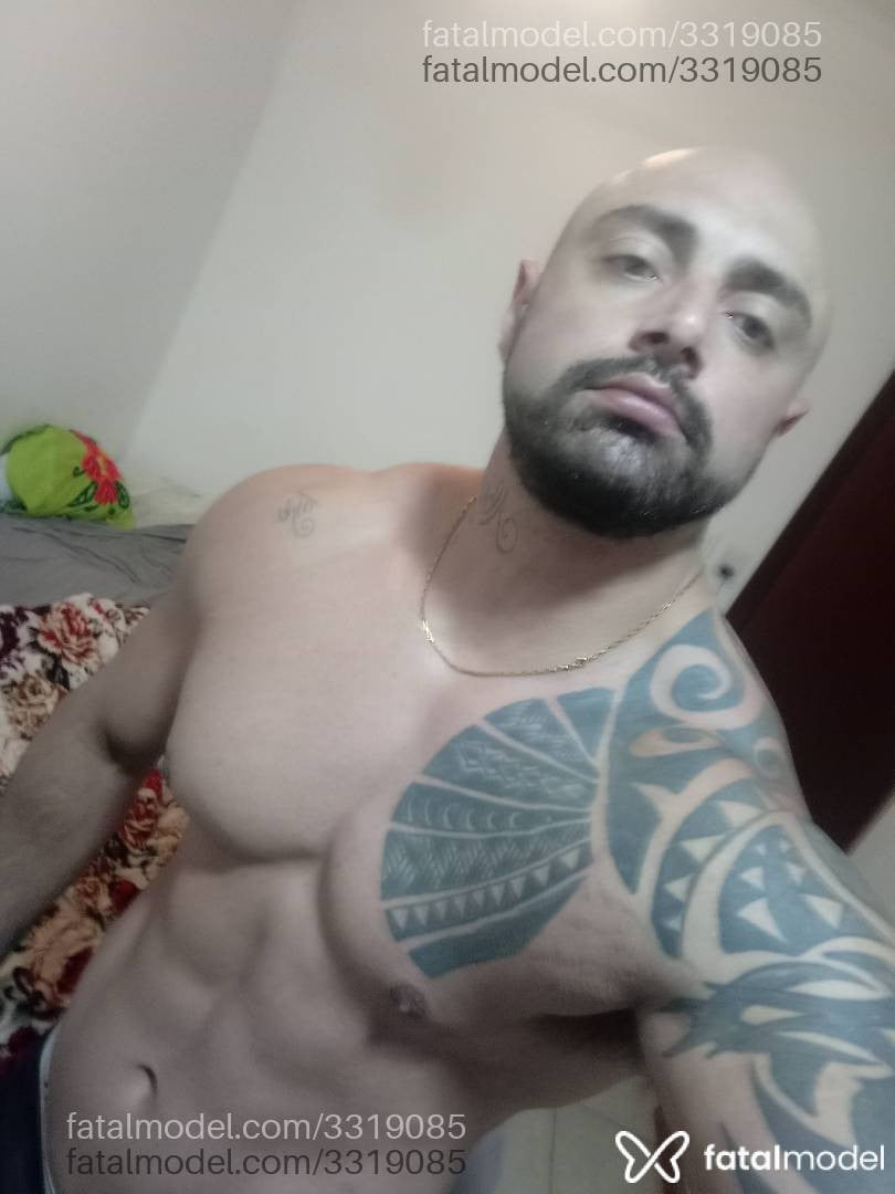 Acompanhante homem sem cabelo de olhos castanhos - Rafael