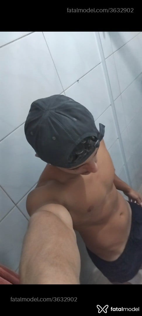 Acompanhante homem com cabelo castanho de olhos mel - Ribeiro