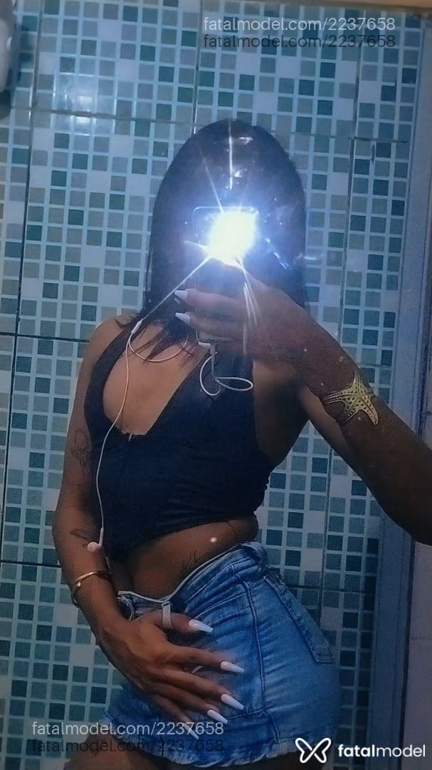 Acompanhante mulher trans morena (o) de olhos pretos - Júlia Ayla